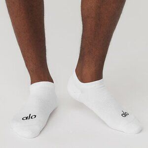 NWOT ALO Yoga White Ankle Socks with Black Logo Unisex Street Socks Small
